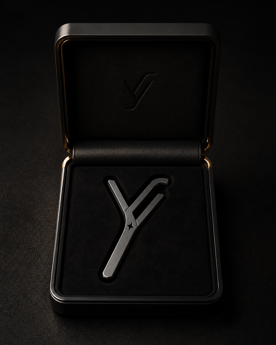 Y Key Member en acabado gunmetal dentro de su estuche de presentación